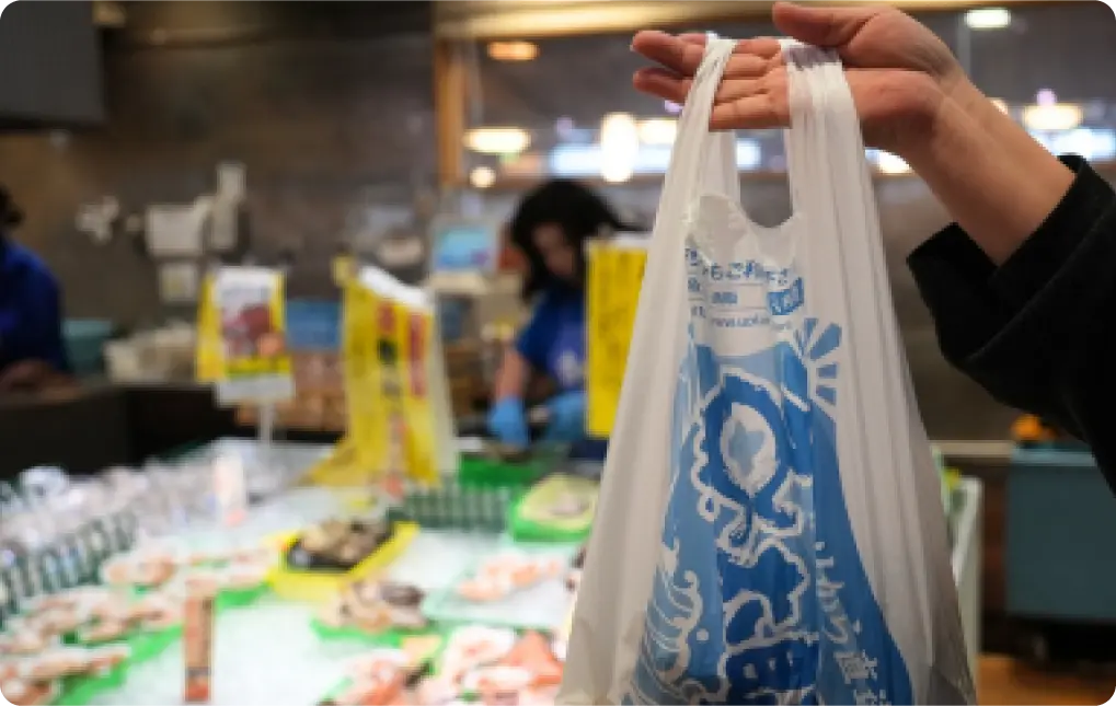 併設の鮮魚市場で買い物をしている様子