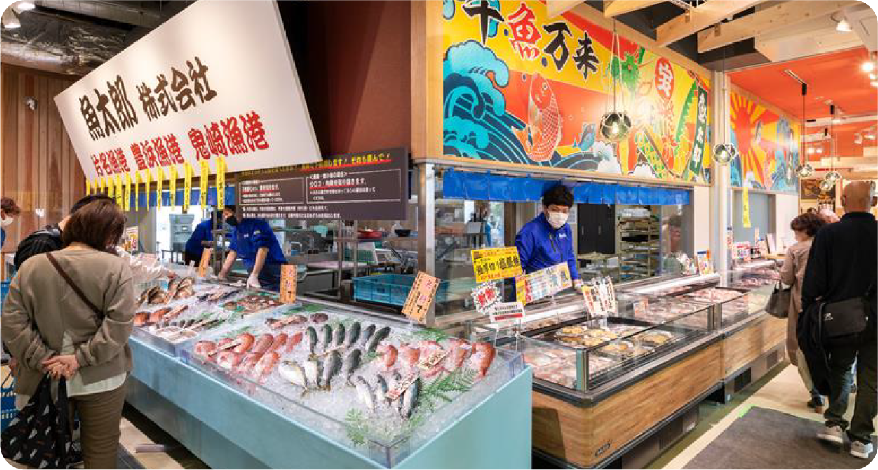 併設の鮮魚市場で買い物しながらお待ち頂けます。