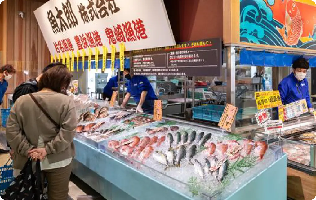 併設の鮮魚市場で買い物をしている様子