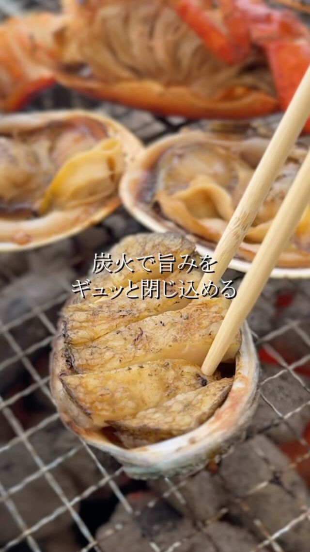 海の真ん前で味わう、贅沢な浜焼きBBQ。
カキやハマグリ、アワビなど新鮮な魚介が炭火で香ばしく。
ジュワっと広がる旨みを、その場で頬張る幸せ。  是非ラグーナ蒲郡魚太郎浜焼きBBQで味わおう！  ◎サマータイム（16時以降入店プラン）
夏夜の夕涼みBBQが快適です！
16：00～の来店には嬉しいサービスが２つ！  ①閉店21時まで、利用時間、無料で延長OK
16時に来店すれば最大5時間！！　通常の利用時間は2.5時間なので、同じ入場料で倍楽しめる！  ②アルコールの飲み放題プラン
●閉店まで飲み放題プラン　3300円
最大5時間の飲み放題！プラン
ゆっくりBBQしながら、お酒もいっぱい進んじゃう！
ラストオーダーの際はお声がけはしませんので
ご注意下さい！
●2時間飲み放題プラン2200円
●ビール●サワー●ハイボール　
飲み放題がめっちゃお得  ご利用料金　入場料（BBQに必要な一式+炭使い放題+ソフトドリンク飲み放題）
大人 1000円税込
小学生 450円税込　
幼児 0円　フリードリンク利用時100円/税込  準備不要で　好きな物だけ選んで焼くシステム！
食材は70種以上  水槽で活きたままの貝類（ホタテ、さざえ、ハマグリ、ホンビノス貝）や殻付きの牡蠣など、魚太郎自慢の新鮮な海産物や、ＢＢＱに欠かせない海老やイカ、サーモンなどの定番食材に加え、お肉やご飯もの、デザートもあります
※種類は仕入れ都合で予告なく変更や品切れになる場合がございます  ●併設の魚市場でお買い物●
魚太郎市場で購入の海産物は持ち込みOK  魚太郎ラグーナ蒲郡の浜焼きバーベキューで夏夜の宵涼みナイトBBQを楽しもう！！
-————————————————
ラグーナテンボス/フェスティバルマーケット内1F
観覧車の下が目印です🎡　※遊園地の方じゃないよ！  🔥浜焼きバーベキュー
夏休みの営業時間　2025/7/19（土）～8/31（日）
10:00～21:00(最終受付19:00)
駐車場：魚太郎利用で最大5時間無料サービスあり  #ラグーナ蒲郡 　#ラグーナ　#魚太郎ラグーナ蒲郡店
#蒲郡市 　#魚太郎バーベキュー　
#三河おでかけ　#ナイトバーベキュー　
#食べ放題BBQ　#三河グルメ　
#バーベキュー