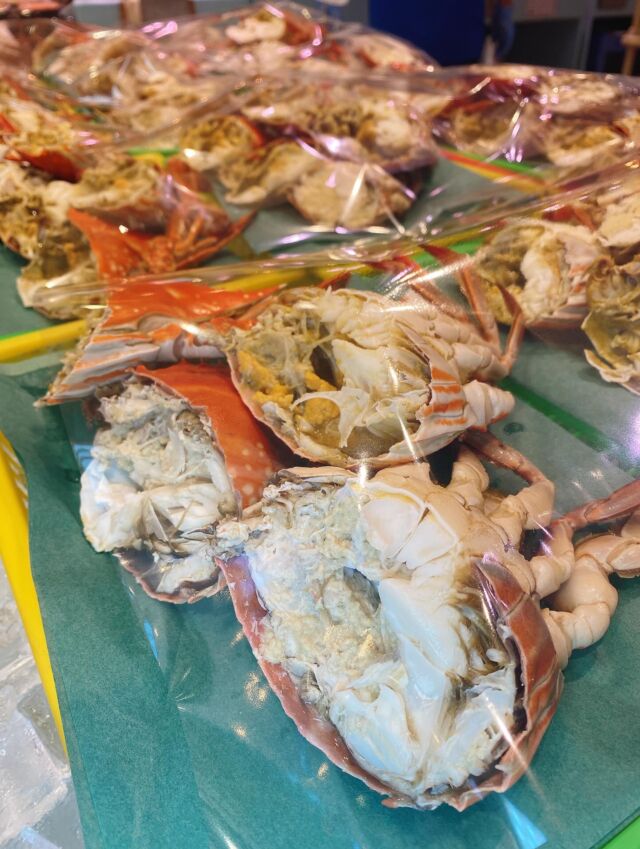 伊勢湾・三河湾は魚貝の宝庫、愛知県の主要漁港でセリ権を持つ俺たち。
ぴかぴかの魚貝類が水揚げ後すぐに魚市場に並びます！  ＼今日のおすすめ／  鮮度抜群のワタリガニだぜ！
身入りが良く、濃厚なカニの旨みと甘みが特徴です❣️
茹でてあるのでそのままでもいいですが、殻を味噌汁の出汁に使っていただいても美味しいです‼️  お店は対面販売なので、どうやって魚を食べようか？下処理は？保存法は？
わからないことはお気軽に！　そんな疑問、全部魚太郎が解決します！  魚が捌けなくても大丈夫！
対面鮮魚コーナーでは無料で下処理行います。
毎日魚を扱うプロの魚屋にお任せ！  本日も沢山のピカピカの地魚と活気あふれるスタッフで
皆様のご来店をお待ちしております！  鮮魚市場に併設した、魚屋の浜焼きバーベキューがありますので
市場で買ってそのまま焼いて食べることが可能です！  最新入荷はストーリーズで配信中！
フォロー＆チェックしてくださいね！  皆様の「美味しい！」の声が、俺たちの元気の源です！  ▷入荷商品のお問合せは、お電話にてお願いします
▶その他お問合せDMではタイムリーな返答が致しかねます
体制が整っておらず、申し訳ありません🙇  -————————————————
📌ラグーナテンボス　フェスティバルマーケット内1F
店舗の場所は、観覧車の下が目印です🎡  🐟魚太郎ラグーナ蒲郡店 鮮魚市場
営業時間：　10：00～18：00
※海鮮丼・寿司のイートインコーナーあり  🔥魚太郎浜焼きバーベキュー ラグーナ蒲郡店
営業時間：
10:00～17:00(最終受付15:00)
駐車場：魚太郎浜焼きバーベキュー利用で最大5時間無料サービスあり
＃魚太郎ラグーナ蒲郡店
＃地魚
＃鮮度にこだわる魚屋
＃産直鮮魚
＃蒲郡観光
＃愛知海鮮
#ワタリガニ