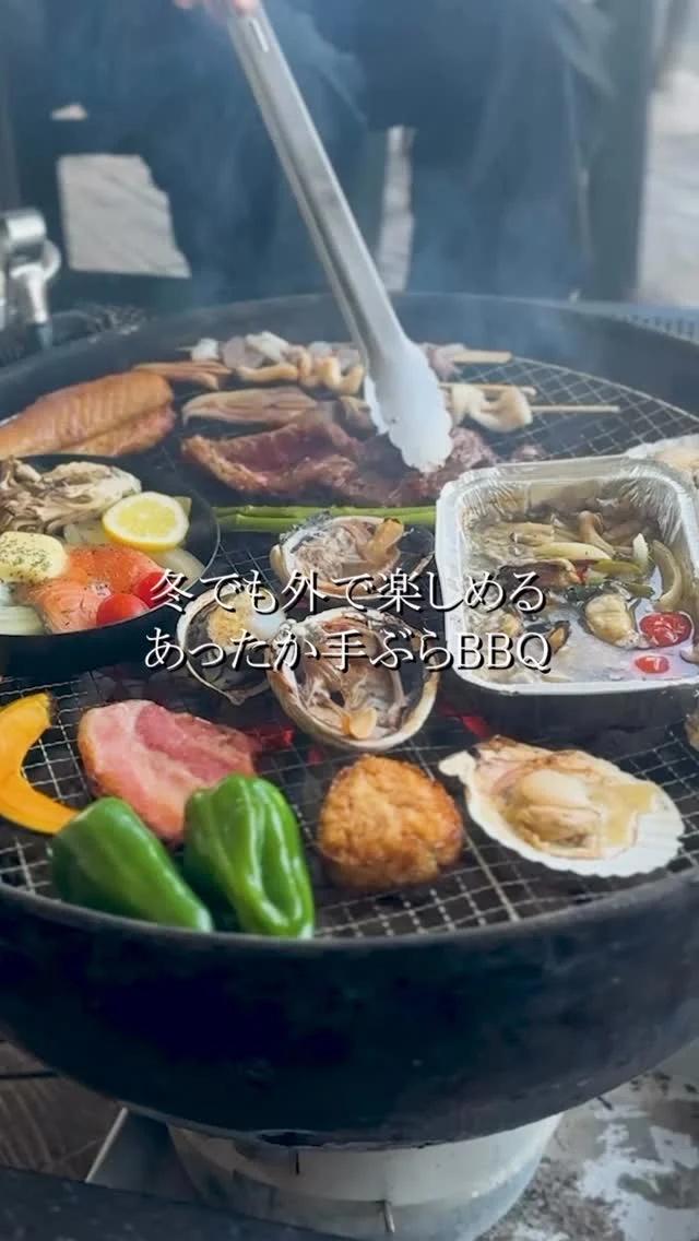 魚太郎ラグーナ蒲郡店では
365日手ぶらBBQが楽しめます。  冬のBBQこそ快適な理由↓
●四方を風よけカーテンで閉めてます　
●炭火を焚きているから、結構あったかい 
●常連さんや、スタッフの推しは、夏よりも冬のBBQ！  冬も通常通り営業していますよ。
冬でも楽しいお得なワザまとめ👇
 ①炭火を囲むぽかぽか席登場
② 【平日限定】焚き火でマシュマロ+キャラメル食べ放題実施 
③ 【平日限定】 クラフトビール+ホットワインも！飲み放題 
④2か月連続来店で【1.2月の入場料、何度でも土日も無料】カード配布
⑤ 【平日限定】利用時間、延長無料！
⑥ 【冬季限定】メニュー登場！
チーズフォンデュ・おでん・ブイヤベース・ホットチョコなどなど あったかメニュー沢山！  準備も片付けもなし！　予約なしでもOKです
ラグーナ蒲郡の魚太郎は
×遊園地　ではなく
〇観覧車の下です　なんで観覧車の下なのに遊園地側じゃないの！？（笑）
観覧車を目印に『フェスティバルマーケット側』を目指して下さい🐟
-————————————————
🐟魚太郎ラグーナ蒲郡店 鮮魚市場
営業時間：　10：00～18：00
※海鮮丼・寿司のイートインコーナーあり  🔥魚太郎浜焼きバーベキュー ラグーナ蒲郡店
営業時間：
10:00～17:00(最終受付15:00)
駐車場：魚太郎浜焼きバーベキュー利用で最大5時間無料サービスあり
#魚太郎浜焼きバーベキューラグーナ蒲郡店
#浜焼き
#ラグーナ蒲郡
#バーベキュー
#蒲郡グルメ
#愛知海鮮