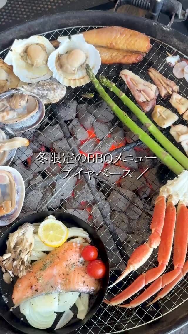 魚太郎ラグーナ蒲郡のブイヤベース
新鮮な魚介の旨味を、
じっくり煮込んだスープに閉じ込めました。
寒い日ほど、ひと口目で
「ほっとする」味わいです。
冬のラグーナで味わう、
海の恵みたっぷりの一杯をぜひ。  冬のBBQこそ快適な理由↓
●四方を風よけカーテンで閉めてます　
●炭火を焚きているから、結構あったかい
●常連さんや、スタッフの推しは、夏よりも冬のBBQ！  冬も通常通り営業していますよ。
冬でも楽しいお得なワザまとめ👇
①炭火を囲むぽかぽか席登場
② 【平日限定】焚き火でマシュマロ+キャラメル食べ放題実施
③ 【平日限定】 クラフトビール+ホットワインも！飲み放題
④2か月連続来店で【1.2月の入場料、何度でも土日も無料】カード配布
⑤ 【平日限定】利用時間、延長無料！
⑥ 【冬季限定】メニュー登場！
チーズフォンデュ・おでん・ブイヤベース・ホットチョコなどなど あったかメニュー沢山！  準備も片付けもなし！　予約なしでもOKです
ラグーナ蒲郡の魚太郎は
×遊園地　ではなく
〇観覧車の下です　なんで観覧車の下なのに遊園地側じゃないの！？（笑）
観覧車を目印に『フェスティバルマーケット側』を目指して下さい🐟
-————————————————
🐟魚太郎ラグーナ蒲郡店 鮮魚市場
営業時間：　10：00～18：00
※海鮮丼・寿司のイートインコーナーあり  🔥魚太郎浜焼きバーベキュー ラグーナ蒲郡店
営業時間：
10:00～17:00(最終受付15:00)
駐車場：魚太郎浜焼きバーベキュー利用で最大5時間無料サービスあり
#魚太郎浜焼きバーベキューラグーナ蒲郡店