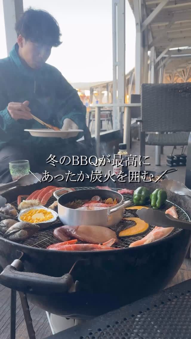\魚太郎ラグーナ蒲郡浜焼きBBQ/
炭火で囲むあったか囲み席で
冬こそ最高のBBQをお過ごしください。
目の前の海を見ながら、熱々の魚介を食べながら
足元あったかは最高の組み合わせですよ！  冬のBBQこそ快適な理由↓
●四方を風よけカーテンで閉めてます　
●炭火を焚きているから、結構あったかい
●常連さんや、スタッフの推しは、夏よりも冬のBBQ！  冬も通常通り営業していますよ。
冬でも楽しいお得なワザまとめ👇
①炭火を囲むぽかぽか席登場
② 【平日限定】焚き火でマシュマロ+キャラメル食べ放題実施
③ 【平日限定】 クラフトビール+ホットワインも！飲み放題
④2か月連続来店で【1.2月の入場料、何度でも土日も無料】カード配布
⑤ 【平日限定】利用時間、延長無料！
⑥ 【冬季限定】メニュー登場！
チーズフォンデュ・おでん・ブイヤベース・ホットチョコなどなど あったかメニュー沢山！  準備も片付けもなし！　予約なしでもOKです
ラグーナ蒲郡の魚太郎は
×遊園地　ではなく
〇観覧車の下です　なんで観覧車の下なのに遊園地側じゃないの！？（笑）
観覧車を目印に『フェスティバルマーケット側』を目指して下さい🐟
-————————————————
🐟魚太郎ラグーナ蒲郡店 鮮魚市場
営業時間：　10：00～18：00
※海鮮丼・寿司のイートインコーナーあり  🔥魚太郎浜焼きバーベキュー ラグーナ蒲郡店
営業時間：
10:00～17:00(最終受付15:00)
駐車場：魚太郎浜焼きバーベキュー利用で最大5時間無料サービスあり
#魚太郎浜焼きバーベキューラグーナ蒲郡店