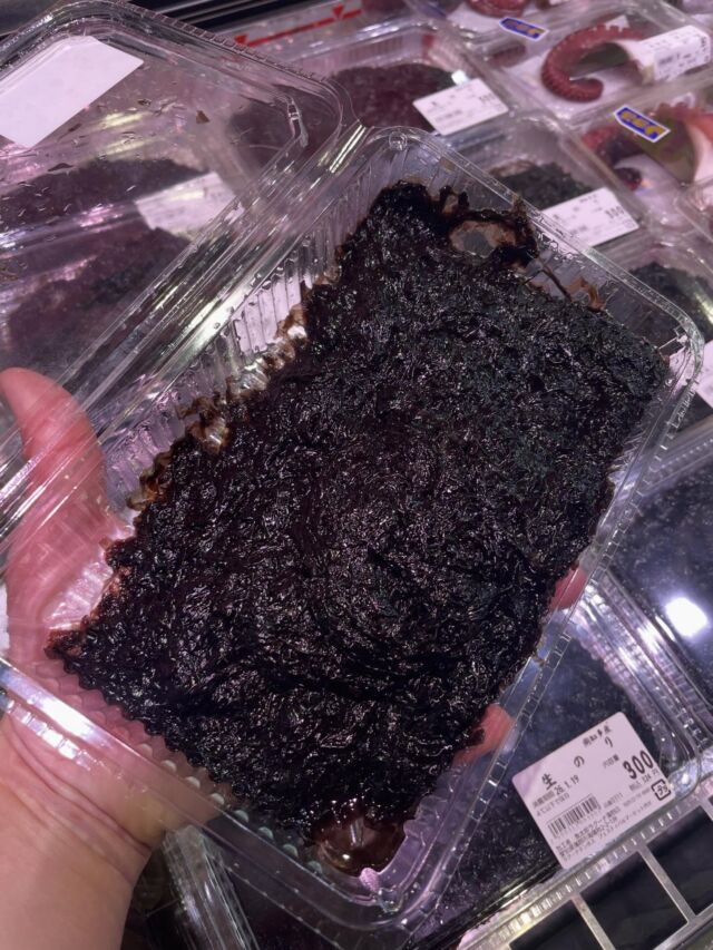 伊勢湾・三河湾は魚貝の宝庫、愛知県の主要漁港でセリ権を持つ俺たち。
ぴかぴかの魚貝類が水揚げ後すぐに魚市場に並びます！  ＼今日のおすすめ／  鮮度抜群！地物の生のりだぜ！これからの短い期間のみ出回る海藻類！その中でも入荷があまり多くはない生のりが入荷しました！数量もあまり多くはないのでお早めに！佃煮や天ぷらにオススメ！
鮮魚では地物の天然平目やコイカがお値打ち！メヒカリも入荷してます！  お店は対面販売なので、どうやって魚を食べようか？下処理は？保存法は？
わからないことはお気軽に！　そんな疑問、全部魚太郎が解決します！  魚が捌けなくても大丈夫！
対面鮮魚コーナーでは無料で下処理行います。
毎日魚を扱うプロの魚屋にお任せ！  本日も沢山のピカピカの地魚と活気あふれるスタッフで
皆様のご来店をお待ちしております！  鮮魚市場に併設した、魚屋の浜焼きバーベキューがありますので
市場で買ってそのまま焼いて食べることが可能です！  最新入荷はストーリーズで配信中！
フォロー＆チェックしてくださいね！  皆様の「美味しい！」の声が、俺たちの元気の源です！  ▷入荷商品のお問合せは、お電話にてお願いします
▶その他お問合せDMではタイムリーな返答が致しかねます
体制が整っておらず、申し訳ありません🙇  -————————————————
📌ラグーナテンボス　フェスティバルマーケット内1F
店舗の場所は、観覧車の下が目印です🎡  🐟魚太郎ラグーナ蒲郡店 鮮魚市場
営業時間：　10：00～18：00
※海鮮丼・寿司のイートインコーナーあり  🔥魚太郎浜焼きバーベキュー ラグーナ蒲郡店
営業時間：
10:00～17:00(最終受付15:00)
駐車場：魚太郎浜焼きバーベキュー利用で最大5時間無料サービスあり
#魚太郎ラグーナ蒲郡店