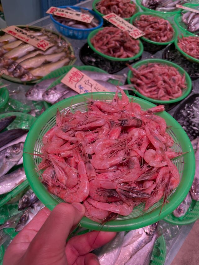 伊勢湾・三河湾は魚貝の宝庫、愛知県の主要漁港でセリ権を持つ俺たち。
ぴかぴかの魚貝類が水揚げ後すぐに魚市場に並びます！  ＼今日のおすすめ／
獲れたて！もりもりのジンケンエビです！
形原漁港直送の美味しいエビです🦐！
サイズが小さくお刺身には向きませんが加熱するとエビ本来の香りや味が楽しめます
素揚げでも美味しいですが片栗粉や小麦粉をまぶしてカラッと揚げると
まぁ美味しいですよ！  わからないことはお気軽に！　そんな疑問、全部魚太郎が解決します！  魚が捌けなくても大丈夫！
対面鮮魚コーナーでは無料で下処理行います。
毎日魚を扱うプロの魚屋にお任せ！  本日も沢山のピカピカの地魚と活気あふれるスタッフで
皆様のご来店をお待ちしております！  鮮魚市場に併設した、魚屋の浜焼きバーベキューがありますので
市場で買ってそのまま焼いて食べることが可能です！  最新入荷はストーリーズで配信中！
フォロー＆チェックしてくださいね！  皆様の「美味しい！」の声が、俺たちの元気の源です！  ▷入荷商品のお問合せは、お電話にてお願いします
▶その他お問合せDMではタイムリーな返答が致しかねます
体制が整っておらず、申し訳ありません🙇  -————————————————
📌ラグーナテンボス　フェスティバルマーケット内1F
店舗の場所は、観覧車の下が目印です🎡  🐟魚太郎ラグーナ蒲郡店 鮮魚市場
営業時間：　10：00～18：00
※海鮮丼・寿司のイートインコーナーあり  🔥魚太郎浜焼きバーベキュー ラグーナ蒲郡店
営業時間：
平日10:00～17:00(最終受付15:00)
土日祝　10：00～19：00(最終受付17:00)
土日祝は　19：00迄　延長中
駐車場：魚太郎浜焼きバーベキュー利用で最大5時間無料サービスあり
(夏休み　2025/7/19-8/31は）
10：00～20：00（受付最終18:00）
#魚太郎ラグーナ蒲郡店